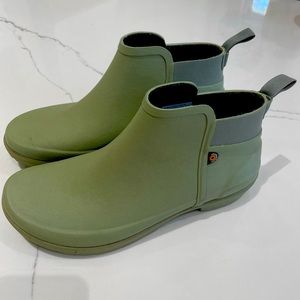 Bogs Sage Green Waterproof Booties Sz 8